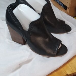 Lucca lane black heeled leather open toed shoe size 1p